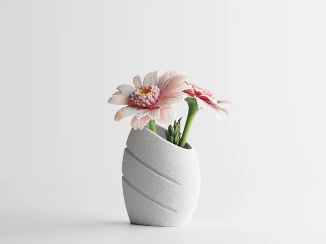 Weiße Vase mit Wellen und rosa Blüte